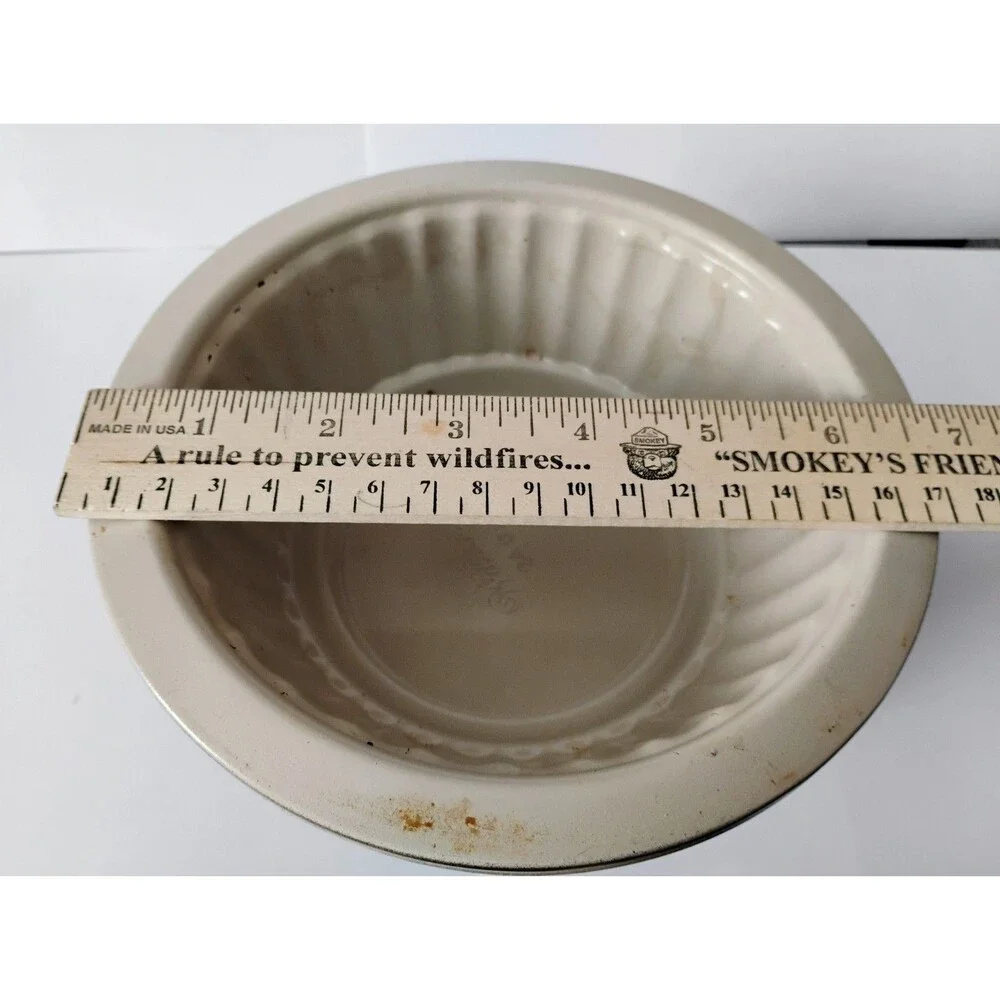 Two Wilton Oven to Table 24 oz Round Baking Pans Fluted Nonstick Casserole Lot